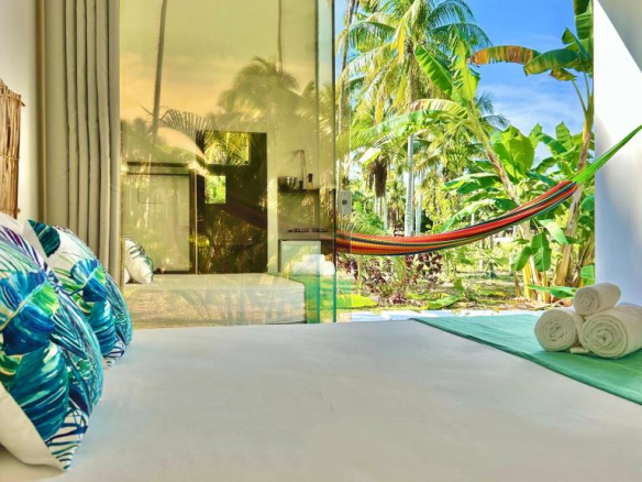 2 Bedroom House with 4 Bungalows