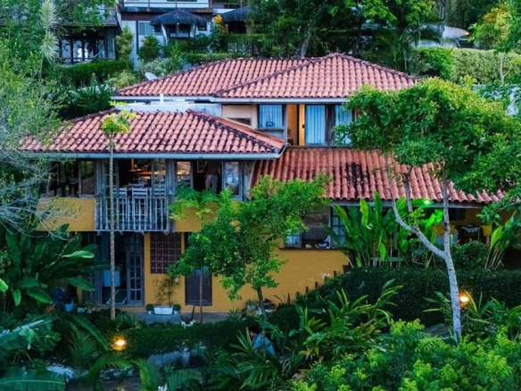 4 Bedroom House In Condominium