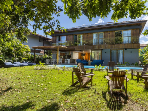 House with Differentiated and High Standard Archit