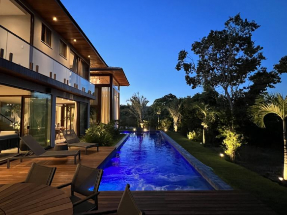 Corner House With 06 Bathrooms