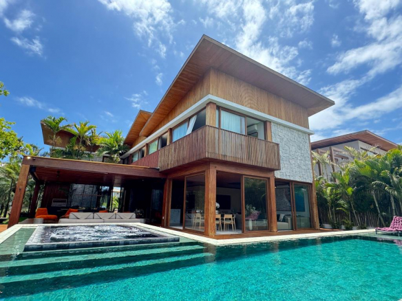 Corner House In Exclusive Condominium