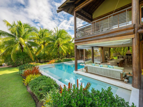 House Integrated into Nature with Total Privacy