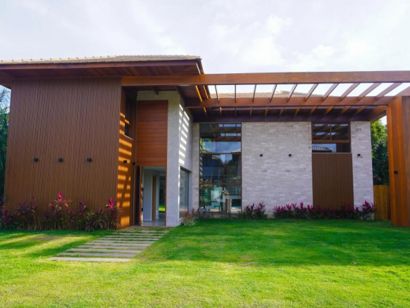 Modern House In Condominium With Sea Access