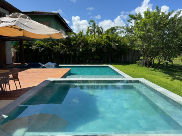 East-facing house in luxurious condominium