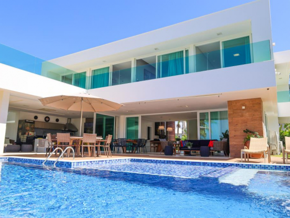 Beachfront House with 6 Bathrooms