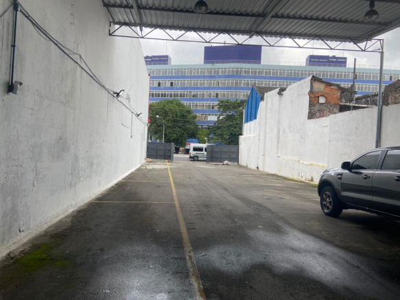 Commercial Shed In Great Neighborhood