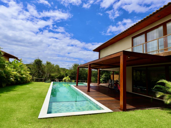 Beautiful House In Upscale Condominium