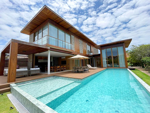 Recently Built House in the Piscinas Naturais Gated Community